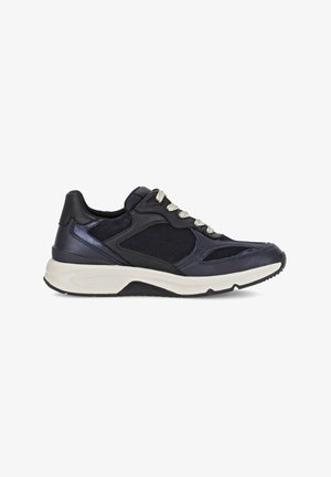 Zapatilla azul marino con parte superior de cuero y ante mixtos, cordones grises en contraste, cuello acolchado y suela de goma blanca con textura antideslizante.