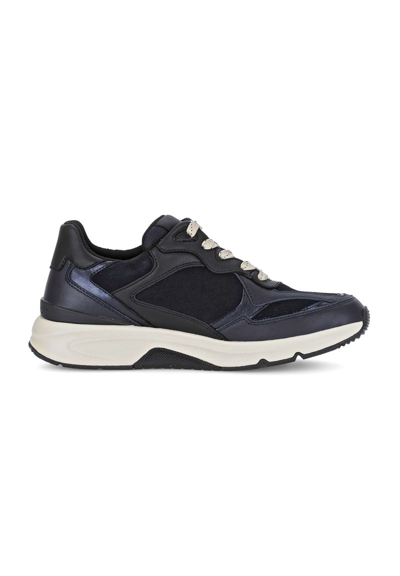 Sneaker blu navy con tomaia in pelle mista e camoscio, lacci grigi a contrasto, colletto imbottito e suola in gomma bianca con grip testurizzato.
