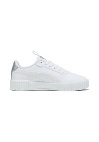 Białe sneakersy z gładkiego syntetycznego materiału, zaokrąglony nosek, teksturowana biała podeszwa oraz metaliczne srebrne akcenty na pięcie.