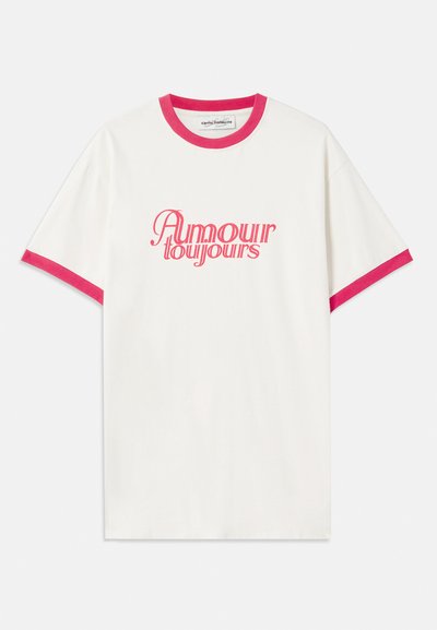 Hvid bomulds t-shirt med pink ribbede krave og ærmekanter. Har en stiliseret pink tekstgrafik, der siger "Amour toujours."