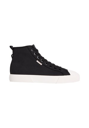 Sneaker in tela nera alta con suola e punta in gomma bianca, lacci neri e piccola etichetta Calvin Klein sul lato.
