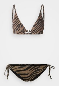 Σετ μπικίνι με σχέδιο ζέβρας σε καφέ και μαύρο, με τοπ τρίγωνο που διαθέτει κεντρικό χρυσό κρίκο και ρυθμιζόμενους πλευρικούς δεσμούς στο κάτω μέρος.