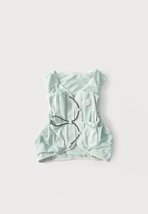 Chaleco de malla azul claro con bolsillos frontales y correas ajustables, diseñado para ventilación y comodidad ligera.