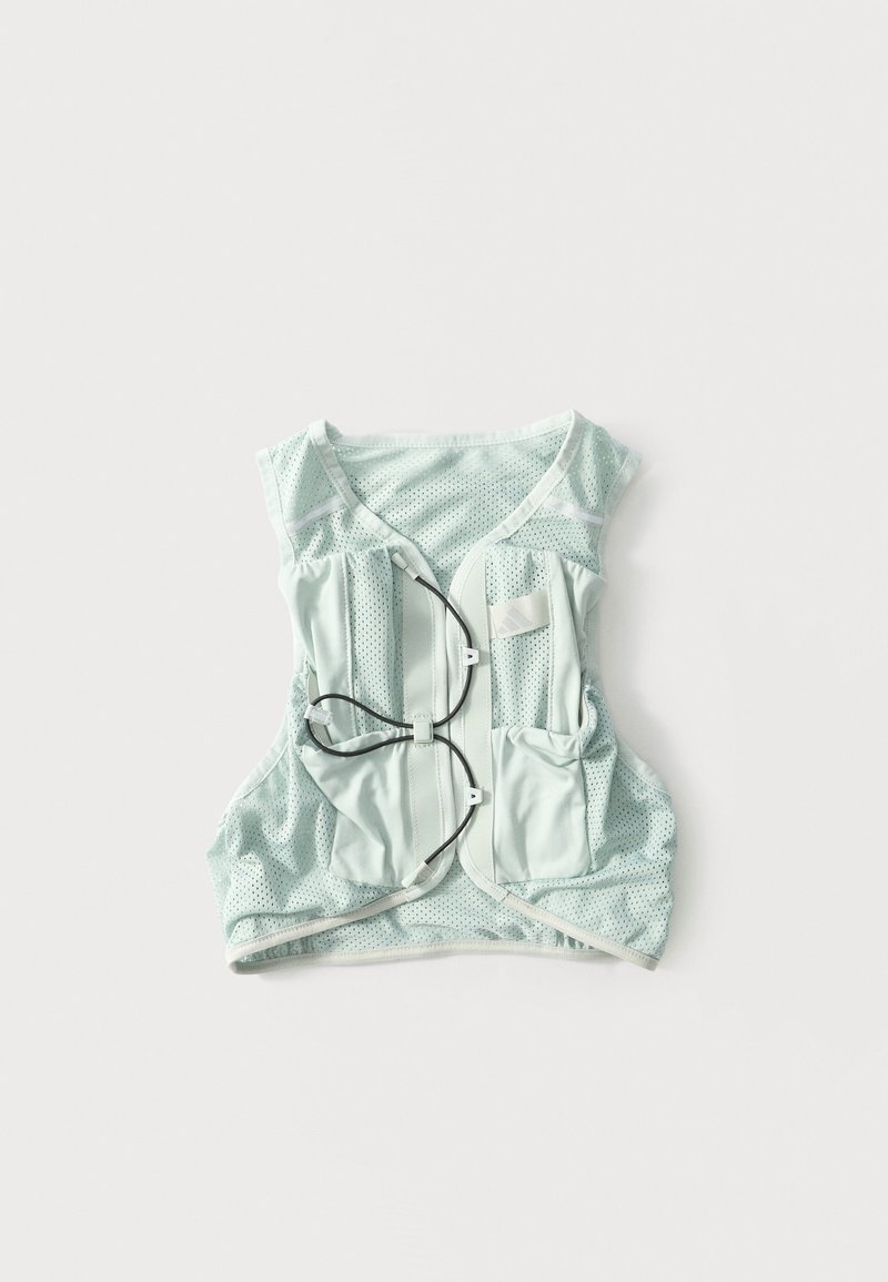 Ανοιχτό μπλε δίχτυ γιλέκο με εμπρόσθιες τσέπες και ρυθμιζόμενους ιμάντες, σχεδιασμένο για αερισμό και ελαφριά άνεση.