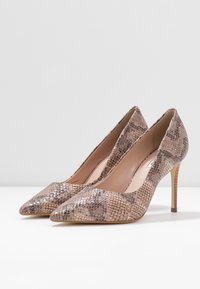 Lodičky s špičatou špičkou a vzorem hadí kůže v odstínech béžové a hnědé, s úzkým stiletto podpatkem a hladkým vnitřním polstrováním.