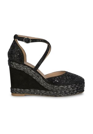 Sandalo con zeppa nera in suede testurizzato, decorato con perline a motivi. Presenta cinghie alla caviglia e una piattaforma in juta intrecciata.