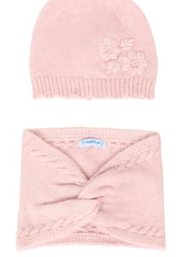 Różowy zestaw czapki i szalika, ozdobiony haftem kwiatowym na czapce oraz skręconym wzorem na szaliku. Miękka faktura.
