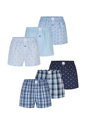 Sechs Herren-Boxershorts in verschiedenen blauen Mustern, darunter Kariert, gestreift und kleine Drucke, in zwei Reihen auf weißem Hintergrund angeordnet.