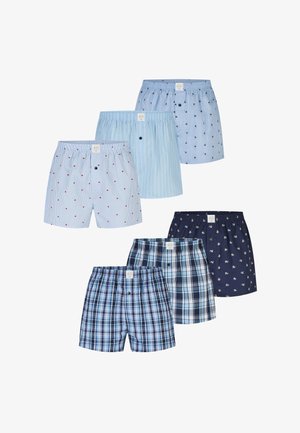 Zes paar herenboxershorts in verschillende blauwe patronen, waaronder geruit, gestreept en kleine printjes, gerangschikt in twee rijen op een witte achtergrond.