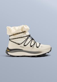 Biały but trekkingowy z teksturowanym mankietem z tkaniny, czarnymi sznurówkami i podeszwą Vibram. Posiada izolację Primaloft oraz minimalistyczny design.