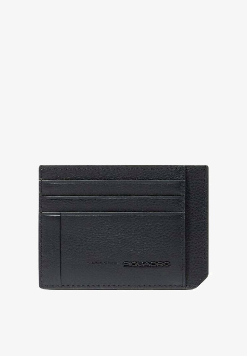 Zwart leren kaarthouder met meerdere kaartvakken en een gegraveerd logo. Gladde textuur met afgeronde hoeken en een minimalistisch ontwerp.