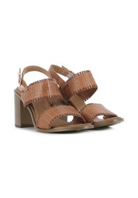 Sandalias de cuero trenzado marrón con diseño de punta abierta, correa de tobillo ajustable y tacón cuadrado de 7,5 cm. Las correas texturizadas añaden interés visual.