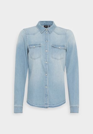 Lyseblå denim langtærmet skjorte med knapper foran, to brystlommer med klap og en spids krave.