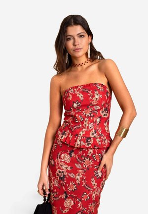 Rode bloem motief peplum top met een strapless ontwerp en een gerimpelde zoom, gecombineerd met een bijpassende gekleurde rok. Bevat ingewikkelde bloemenpatronen.