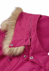 Cappotto rosa con cappuccio foderato in pelliccia, chiusura con zip e bottoni a pressione. Il materiale sembra liscio con una texture resistente.