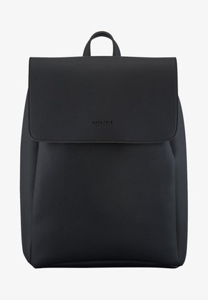 Sort læderrygsæk med en fold-over klap, frontlomme og et håndtag på toppen. Minimalistisk design med brandnavnet "EXPATRIÉ" præget.
