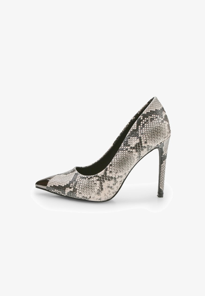 Décolleté a punta con motivo di pelle di serpente in tonalità bianca e nera, caratterizzata da una punta nera lucida, un alto tacco a stiletto e una superficie testurizzata.