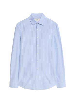 Lichtblauw gestreept overhemd met lange mouwen, gemaakt van zachte stof. Voorzien van een klassieke kraag en knoopsluiting, met witte knopen en details op de manchetten.