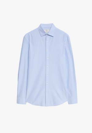 Lichtblauw gestreept overhemd met lange mouwen, gemaakt van zachte stof. Voorzien van een klassieke kraag en knoopsluiting, met witte knopen en details op de manchetten.