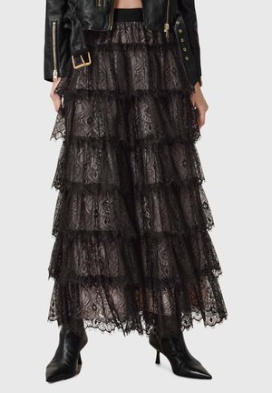 Sort blonde maxi-nederdel med lagdelte flæser, der har indviklede blomster mønstre, transparente lag og en kontrasterende ensfarvet talje.