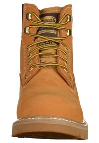 Botas de trabajo de cuero marrón con puntera redondeada, ojales de metal y cordones amarillos. Presentan costuras blancas y una suela de goma para mayor durabilidad.