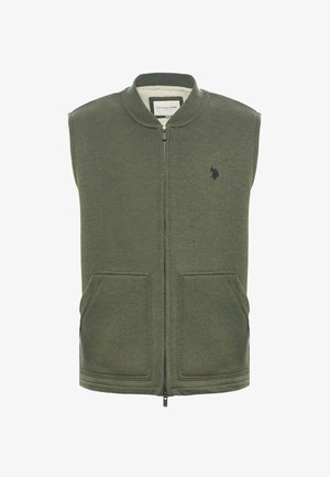 Gilet senza maniche verde oliva realizzato in morbido tessuto, con colletto alto, chiusura con zip e due tasche frontali. Logo ricamato sul petto.