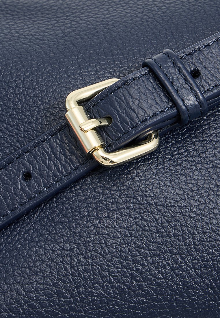 Marineblaue Lederhandtasche mit einer strukturierten Oberfläche und glänzendem goldenen Schnallen-Detail am Riemen. Verfügt über robuste Nähte und ein klassisches Design.