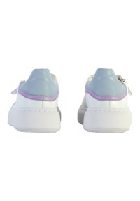 Sneaker bianchi con finitura liscia, caratterizzati da accenti blu chiaro e lavanda. Presentano una punta arrotondata e suola testurizzata per una migliore aderenza.