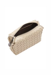 Pochette in pelle intrecciata beige con chiusura a zip, caratterizzata da un motivo testurizzato e un dettaglio in metallo argentato sul lato.
