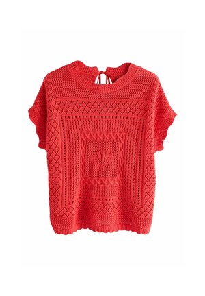 Roter gestrickter Pullover mit kurzen Ärmeln, verziert mit komplexen Zopfmuster- und Diamantdetaillierungen sowie einem kleinen Binderverschluss am Rückenausschnitt.