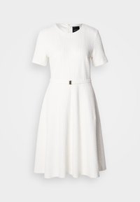 Robe blanche texturée à manches courtes avec encolure ronde et jupe évasée, munie d'une fine ceinture avec une petite boucle rectangulaire à la taille.