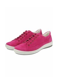 Sneakers in camoscio rosa con punta tonda, suola in gomma bianca e chiusura con lacci. Presentano cuciture discrete e rivestimento interno morbido per il massimo comfort.