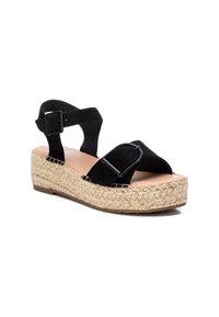 Černé semišové espadrilky na platformě z tkaného juty, s nastavitelným páskem kolem kotníku a detaily v podobě černé spony ve tvaru toru.