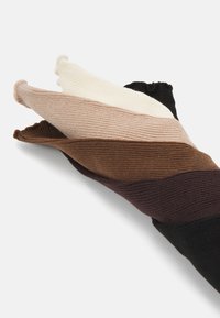 Set di cinque calzini a costine in tonalità di crema, beige, marrone, marrone scuro e nero, caratterizzati da un maglione testurizzato e bordi scallop.