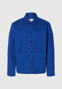 Sininen pitkähihaisen napillisen takin, jossa on kaulus, kolme etutaskua ja mustat napit vaaleanharmaalla taustalla.