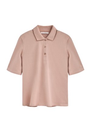 Camisa polo en rosa claro, de manga corta, con cuello clásico, tapeta de tres botones, tejido texturizado y detalle sutil del logo en la manga.