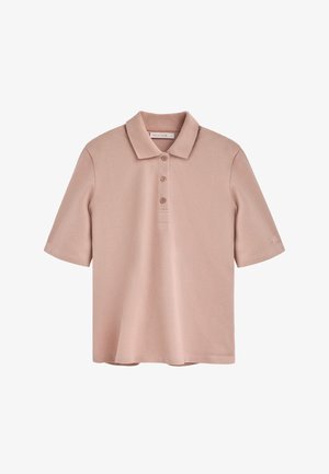 Polo en rose clair, manches courtes, col classique, patte de boutonnage à trois boutons, tissu texturé et détail de logo subtil sur la manche.