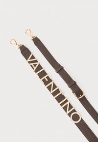 Cintura in pelle marrone con dettagli in metallo dorato che riportano la scritta "VALENTINO", dotata di cinturino regolabile e chiusura a clip su entrambe le estremità.