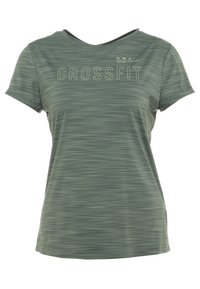 Grön kortärmad t-shirt med ett texturerat randigt mönster och "CROSSFIT" tryckt i ljus färg över framsidan. Lättviktsmaterial.