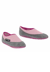 Szare i różowe kapcie z tkaninową cholewką, zaokrąglonym noskiem i kontrastującym różowym przeszyciem wzdłuż podeszwy. Widoczna metka marki FALKE.