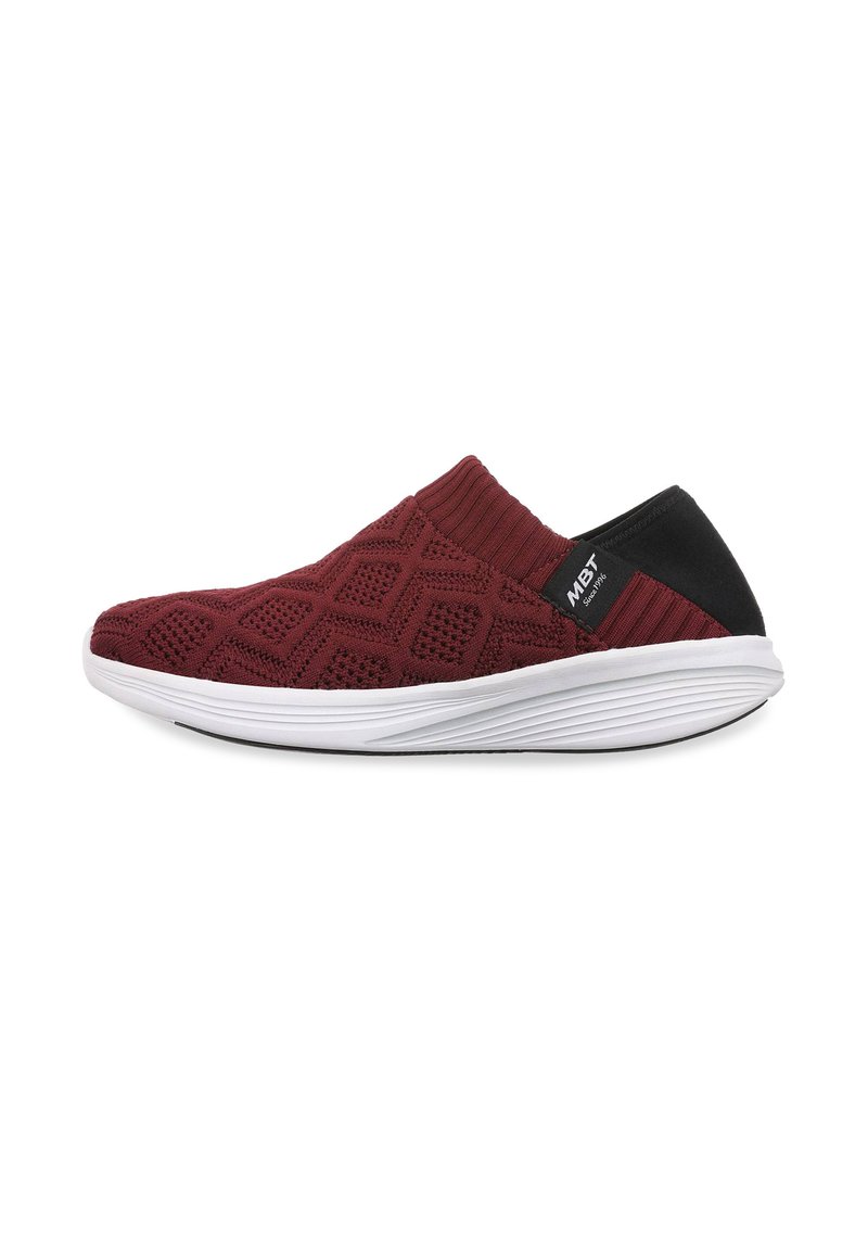 Bordo slip-on cipele od pletene tkanine s dijamantnim uzorakom, bijela gumena potplata i crni naglasak na peti. Lagan i fleksibilan dizajn.