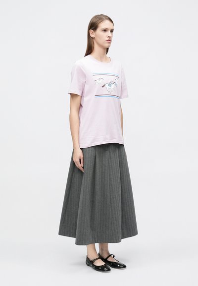 Ανοιχτό ροζ βαμβακερό μπλουζάκι με γραφικό άλογο και μπλε γραμμές, συνδυασμένο με μακριά γκρι πλισέ φούστα και μαύρα επίπεδα παπούτσια.