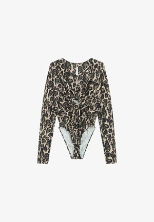 Body a maniche lunghe con stampa leopardata, caratterizzato da un design arricciato sul davanti e un dettaglio rotondo in metallo in vita. Tessuto morbido con una texture liscia.