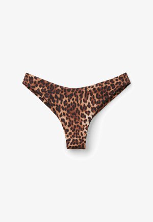 Parte inferior de bikini con estampado de leopardo, de cintura baja y cobertura moderada, presentada sobre un fondo blanco.