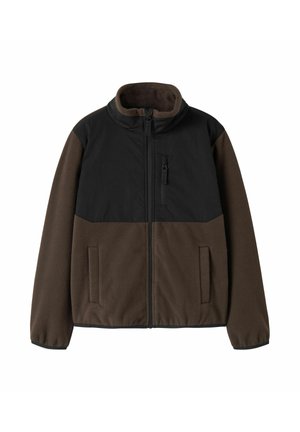 Giacca in pile marrone con parte superiore nera sul petto e sulle spalle, cerniera frontale integrale, tasca sul petto con cerniera e due tasche laterali.