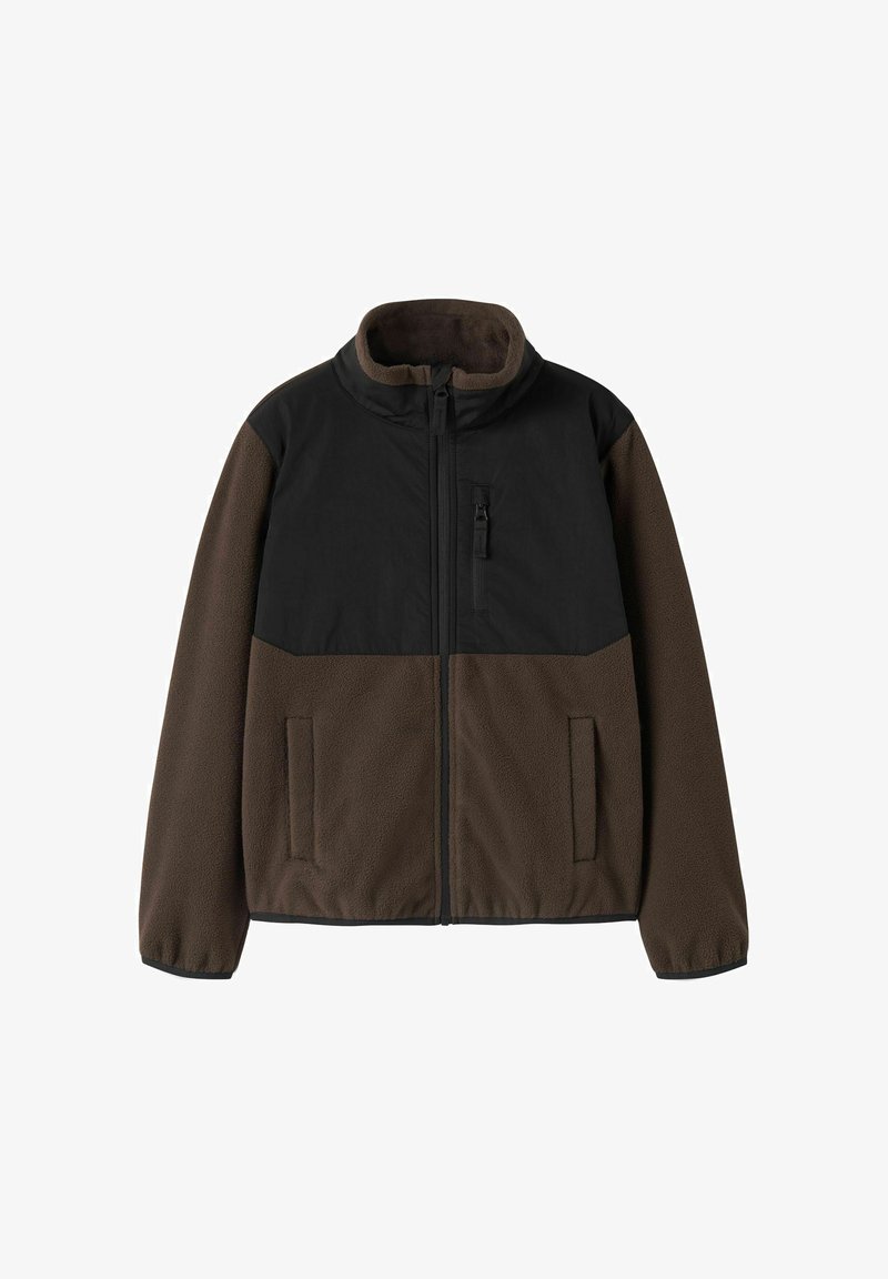 Veste en polaire marron avec le haut de la poitrine et des épaules noir, fermeture éclair complète devant, poche poitrine zippée et deux poches latérales.
