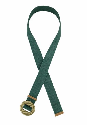 Grøn vævet stofbælte med en rund, struktureret beige spænde og lysebrune læderdetaljer i enderne mod en hvid baggrund.