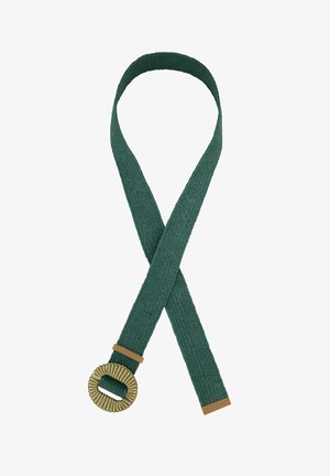 Zielony, tkany pas z okrągłą, beżową klamrą o teksturowanej powierzchni oraz jasnobrązowymi skórzanymi dodatkami na końcach, na białym tle.