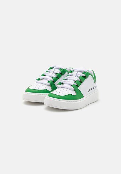 Gröna och vita sneakers med en slät läderöverdel, rund tå, perforerade detaljer och platt gummisula. Funktionen inkluderar snörningar och varumärkeslogotyp.