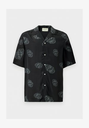 Fekete, rövid ujjú, gombos ing fehér virágmintákkal és kampánygallérral, fehér háttéren bemutatva.